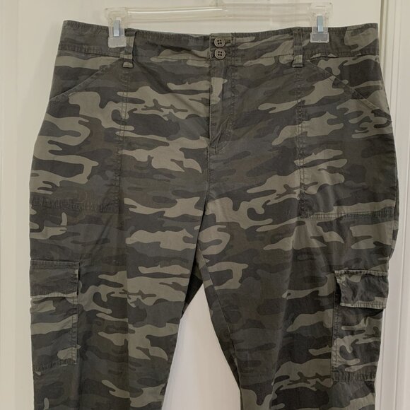 Sanctuary Camo Road Trip Cargo Pants Straight Leg Crop Green Size XXL Worn Once - Picture 6 of 8